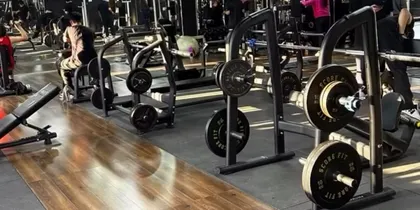 Sala con máquinas guiadas